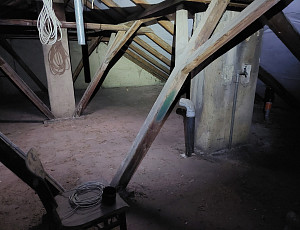 Zateplení stropu bytového domu pomocí foukané izolace